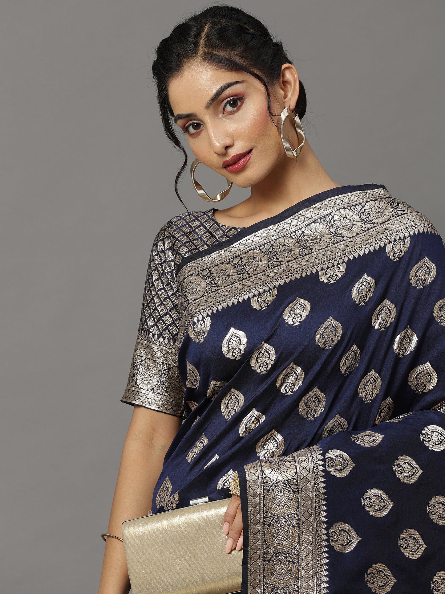 Women's Silk Blend Navy Blue Woven Design Woven saree With Blouse Piece