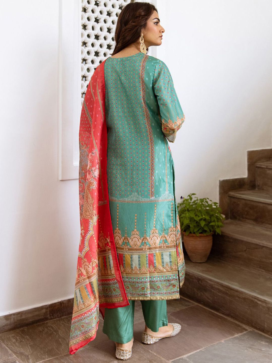 Women Floral Printed Regular Beads and Stones Kurta with Trousers & With Dupatta