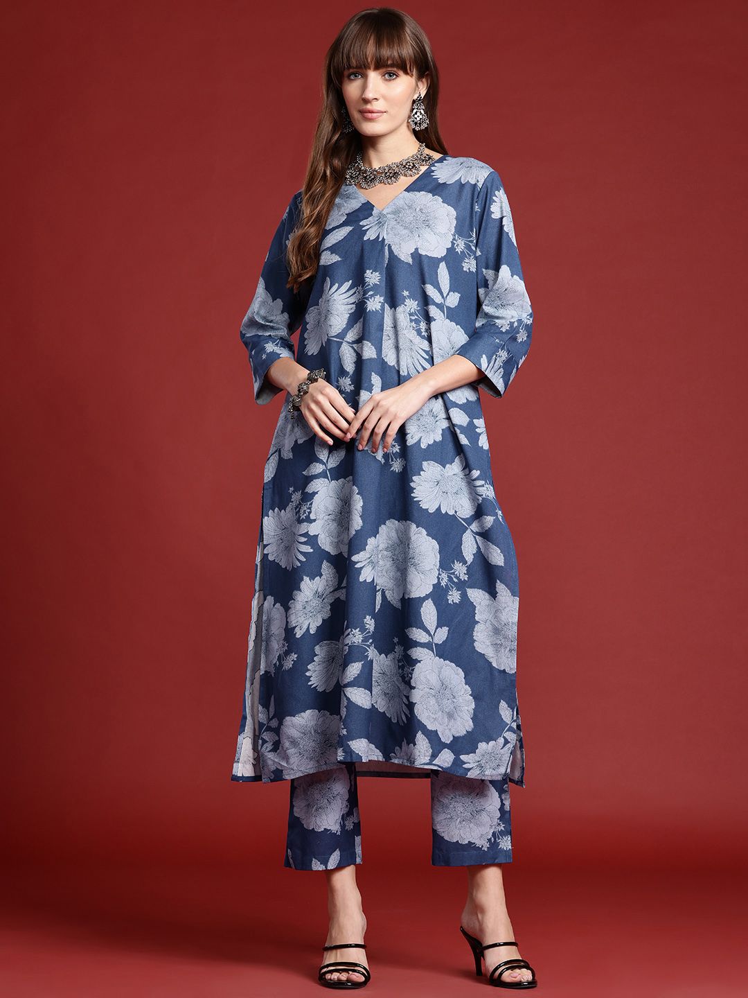 Dhiyona IE V-Neck Floral Printed Pleat Detailed Kurta with Trousers