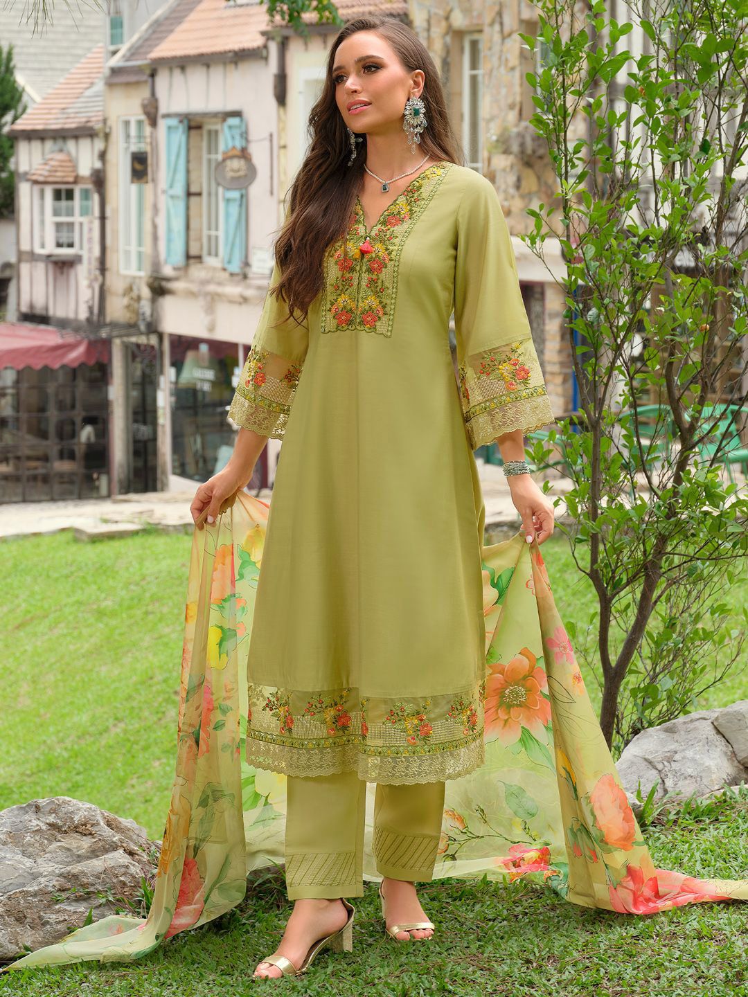 Women Floral Embroidered Regular Thread Work Kurta Trousers With Dupatta