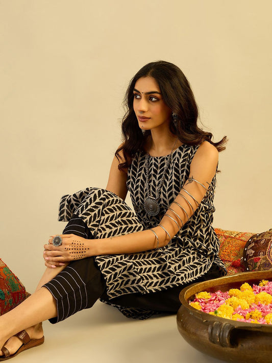Dhiyona IE Women Floral Printed Indie Prints Kurta