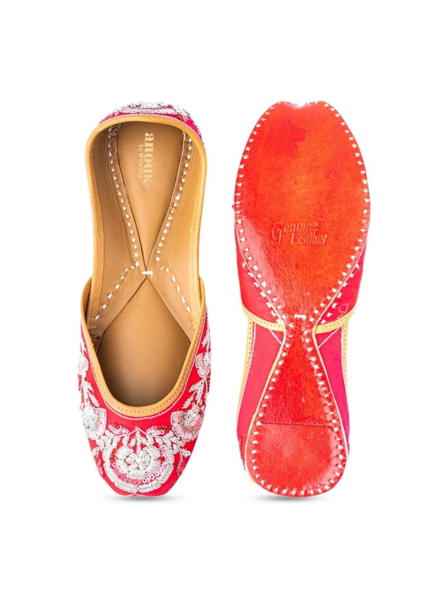 Dhiyona AK Women Red & Silver Toned Ethnic Embellished Mojaris