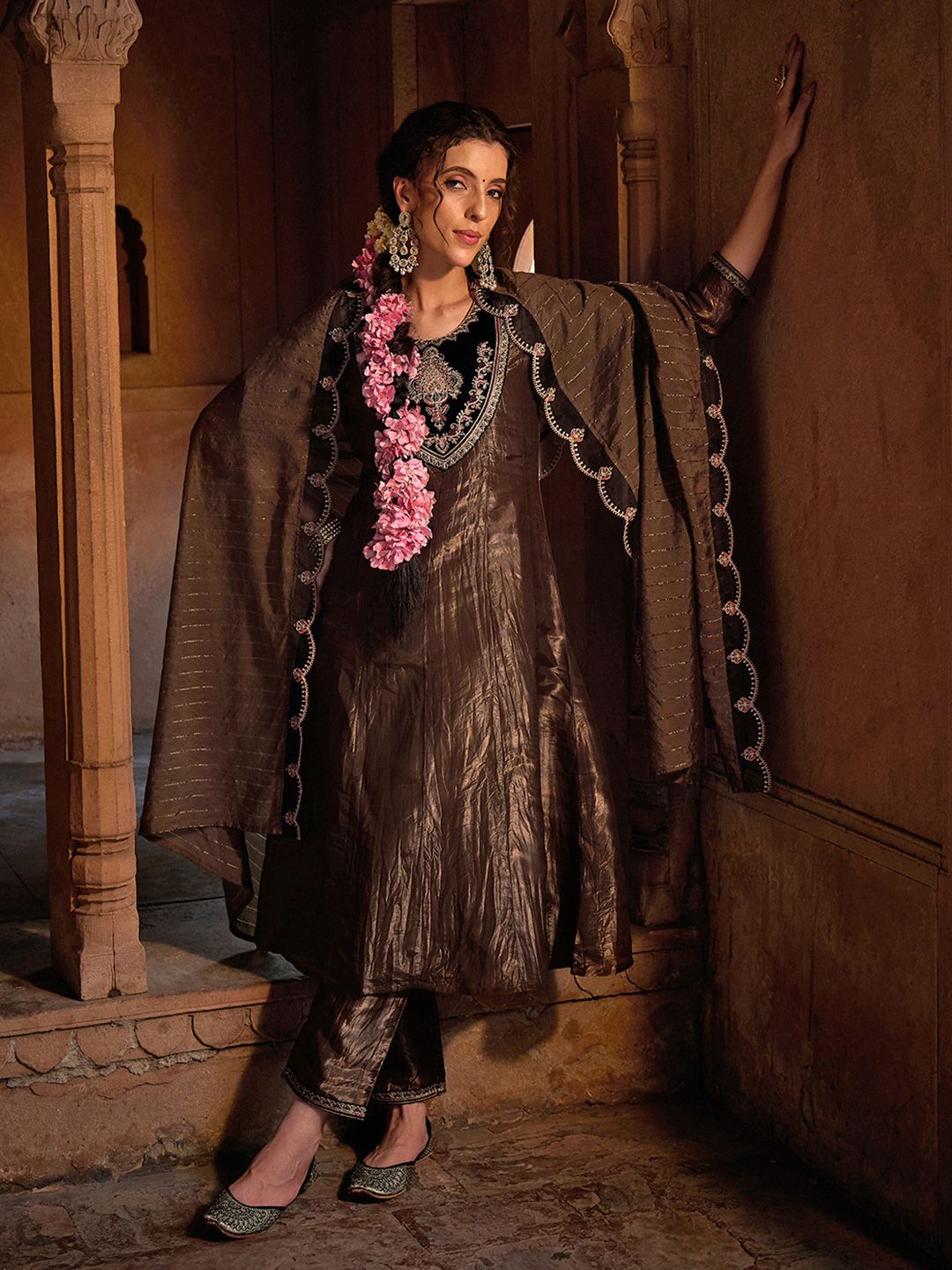 Dhiyona CH Embroidered Kurta Set With Contrast Neck