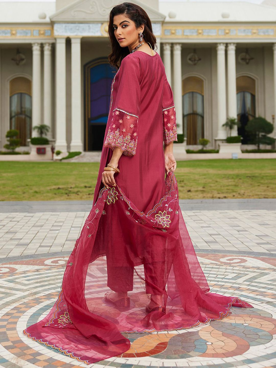 Women Floral Embroidered Regular Thread Work Kurta with Trousers & With Dupatta