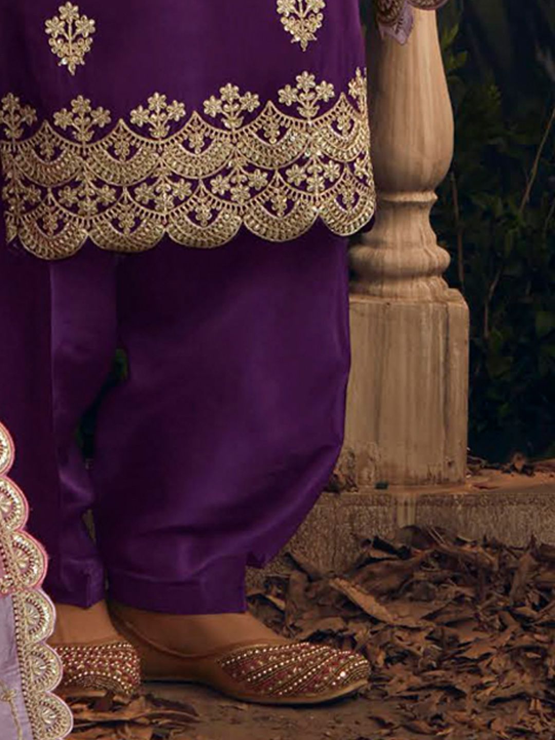 Women Ethnic Motifs Embroidered Regular Thread Work Kurta with Trousers