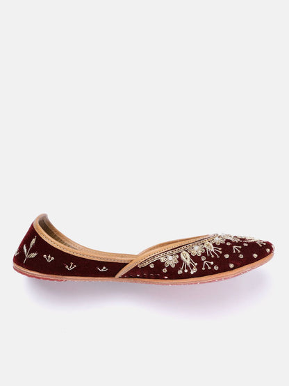 Dhiyona HOP Women Floral Embroidered Mojaris