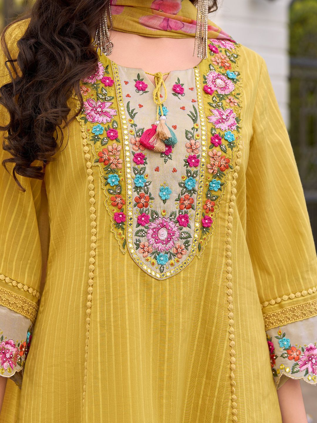 Women Floral Embroidered Regular Thread Work Pure Cotton Kurta Sets