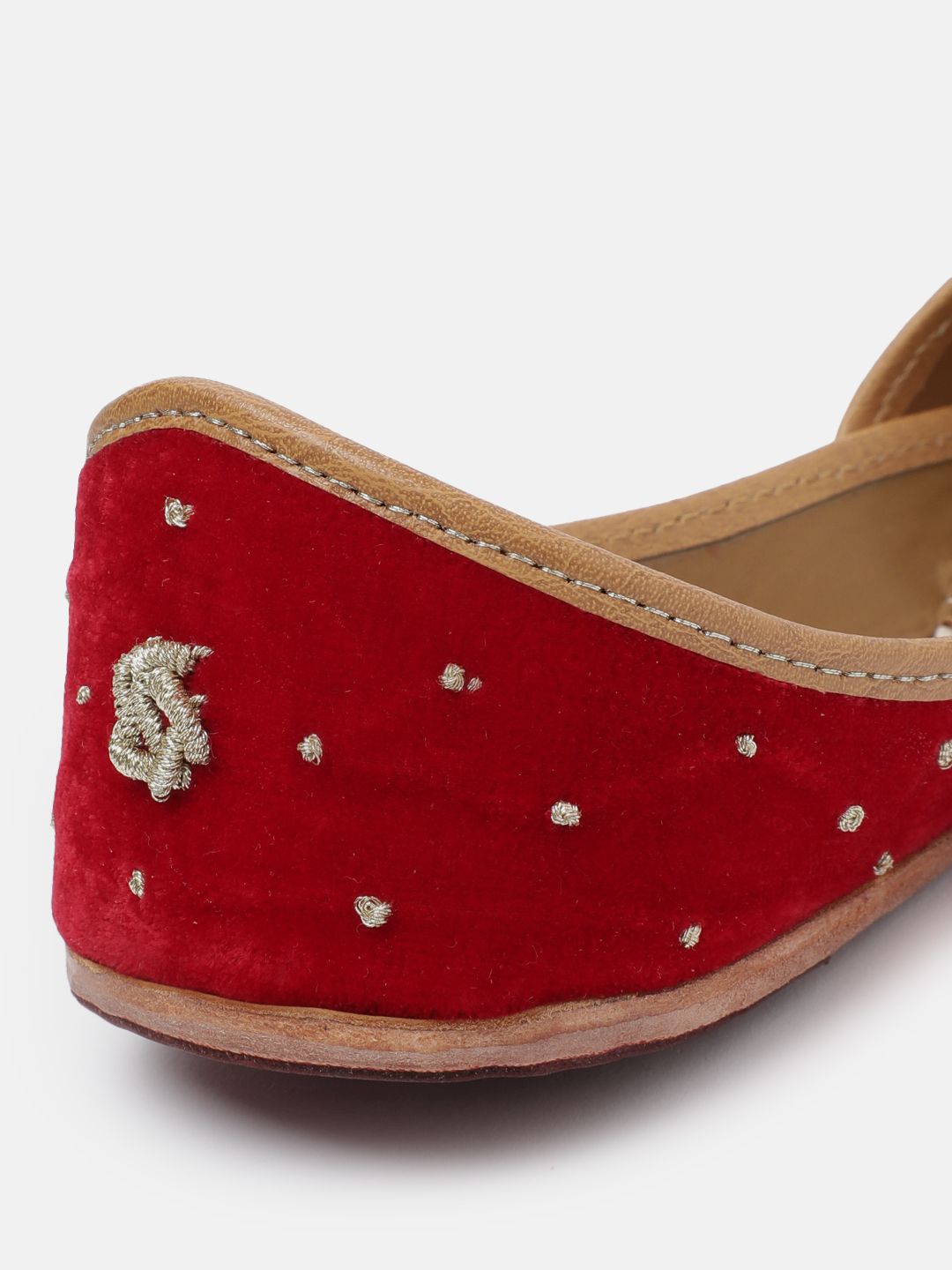 Dhiyona HOP Women Floral Embroidered Mojaris