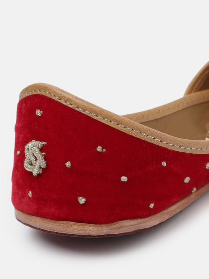 Dhiyona HOP Women Floral Embroidered Mojaris