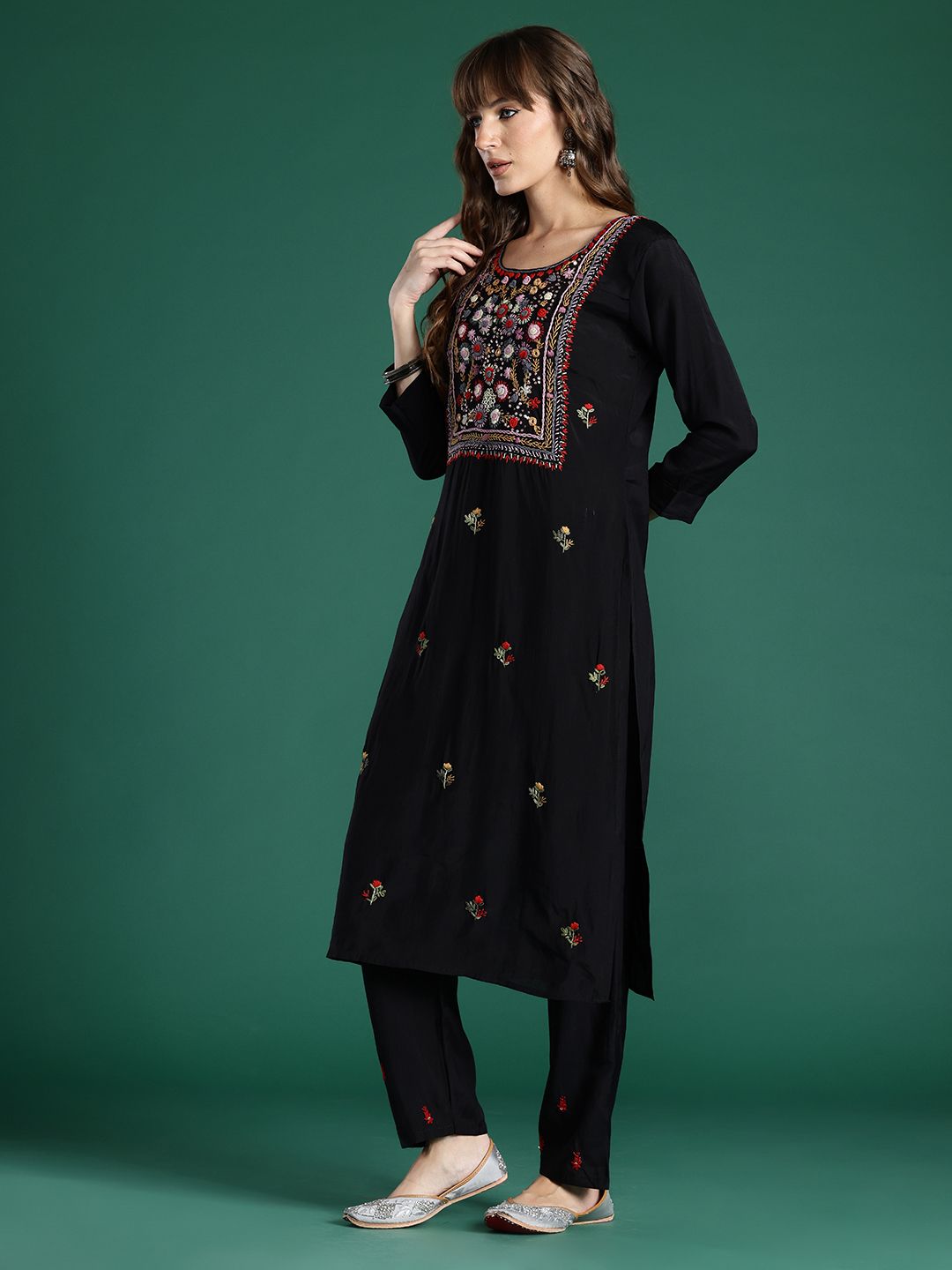 Floral Embroidered Regular Thread Work Kurta with Trousers & With Dupatta