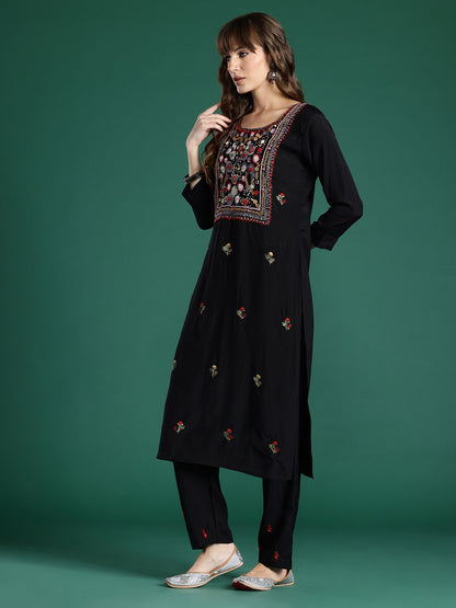 Floral Embroidered Regular Thread Work Kurta with Trousers & With Dupatta