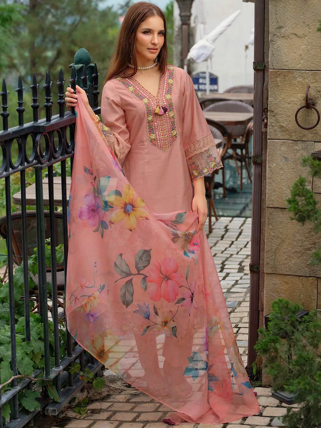 Women Floral Embroidered Regular Thread Work Kurta with Trousers & With Dupatta