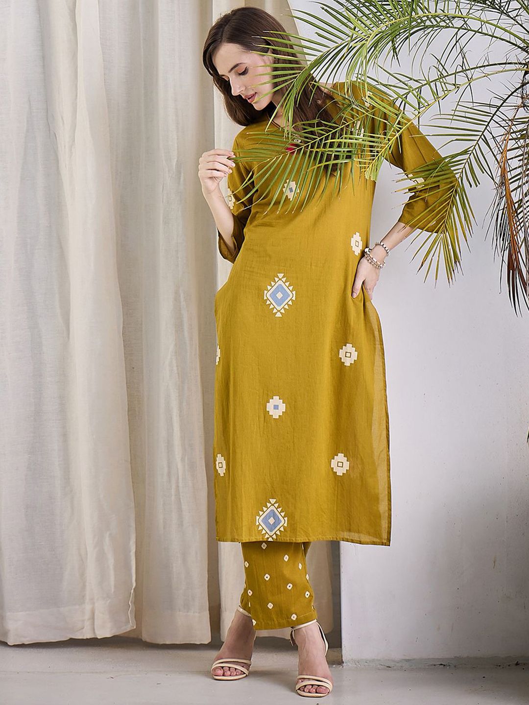 Women Geometric Printed Cotton Kurta with Trousers