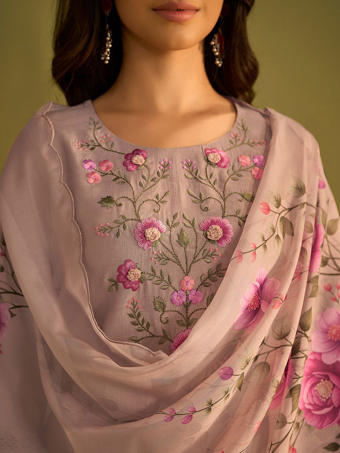 Women Floral Embroidered Regular Thread Work Kurta with Trousers & With Dupatta