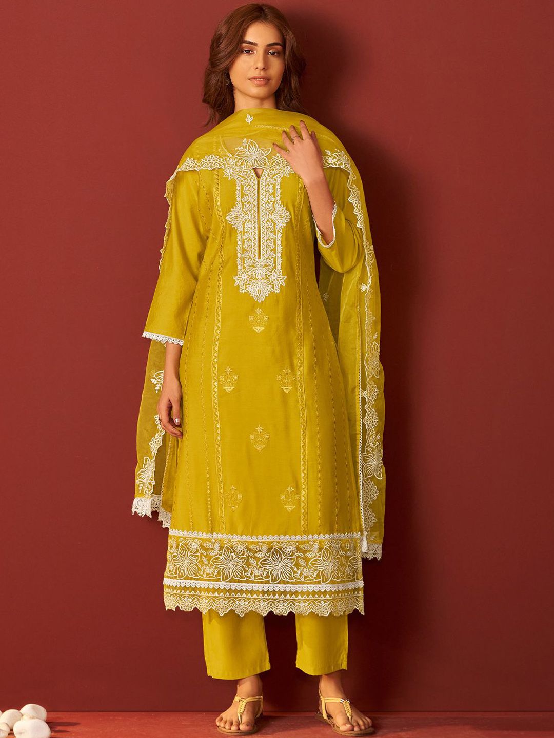 Women Ethnic Motifs Embroidered Regular Thread Work Kurta Set