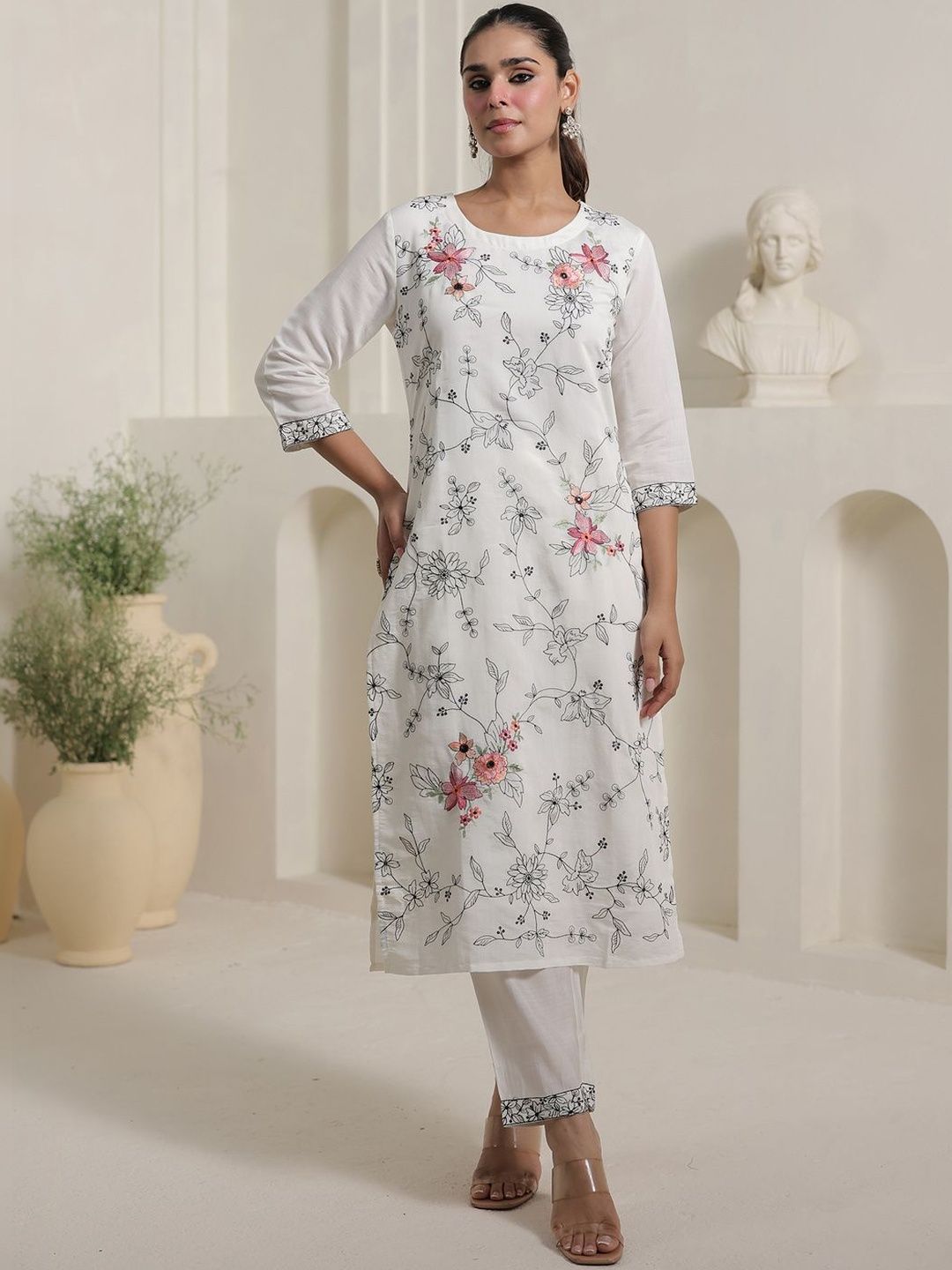 Women Floral Printed Regular Kurta with Trousers & With Dupatta