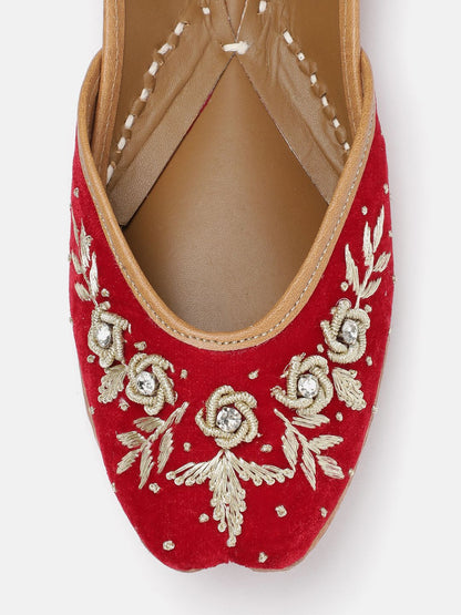 Dhiyona HOP Women Floral Embroidered Mojaris