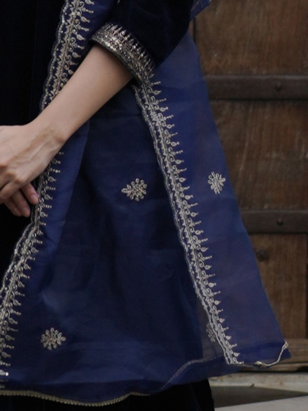 Dhiyona IE Ethnic Motifs Embroidered Thread Work Velvet Kurta With Trousers & Dupatta