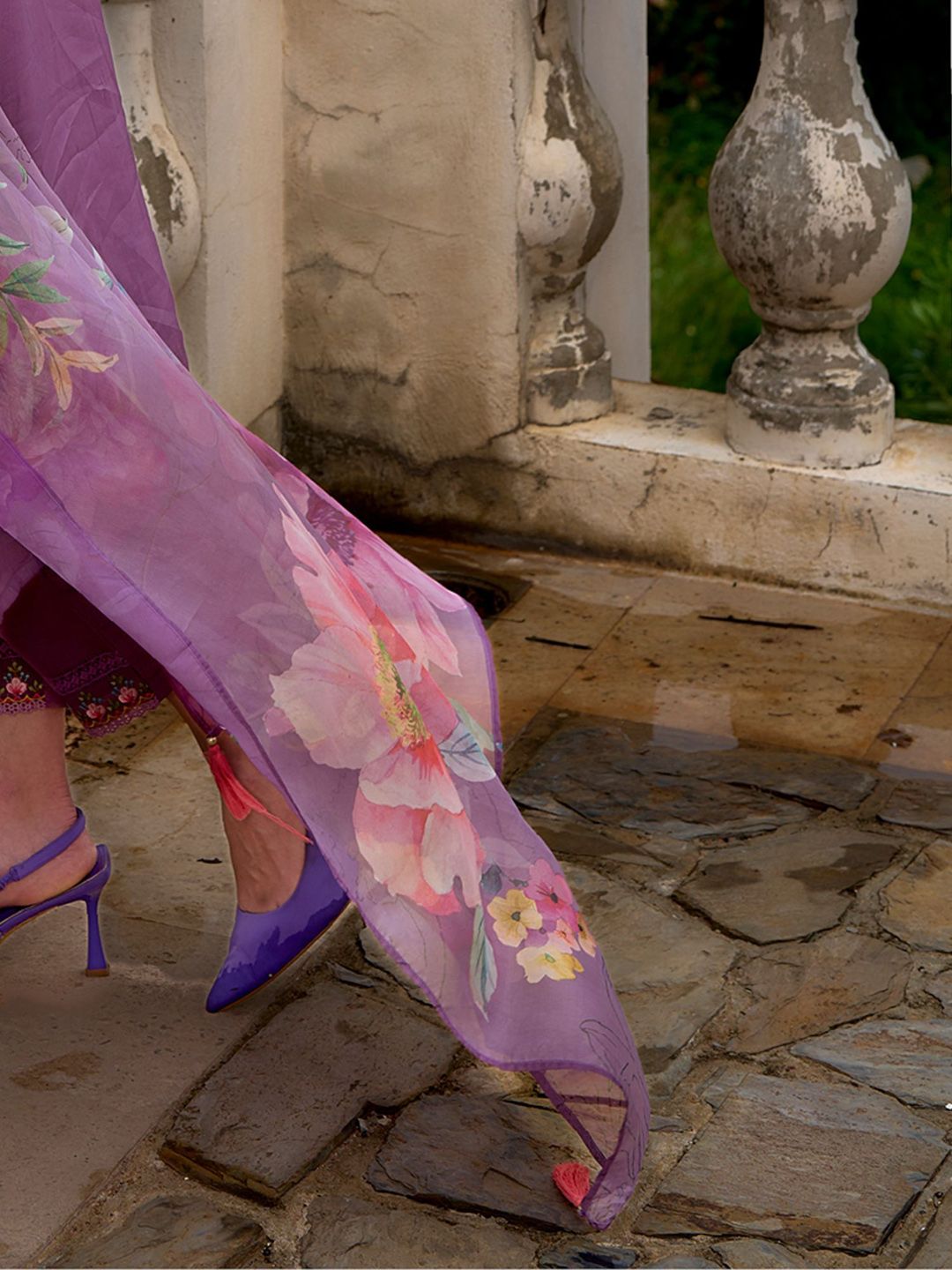 Women Floral Embroidered Regular Thread Work Kurta with Trousers & With Dupatta