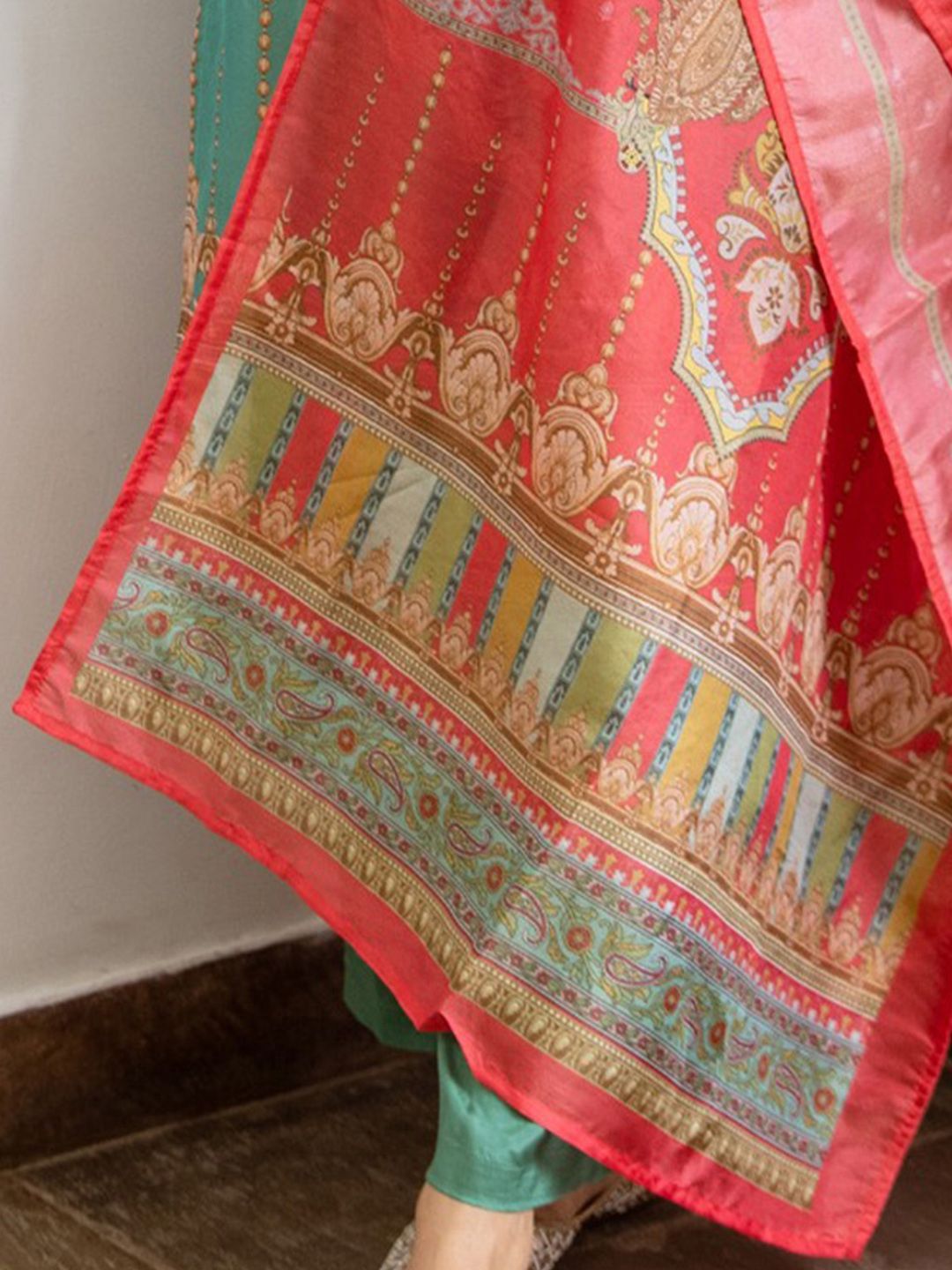 Women Floral Printed Regular Beads and Stones Kurta with Trousers & With Dupatta