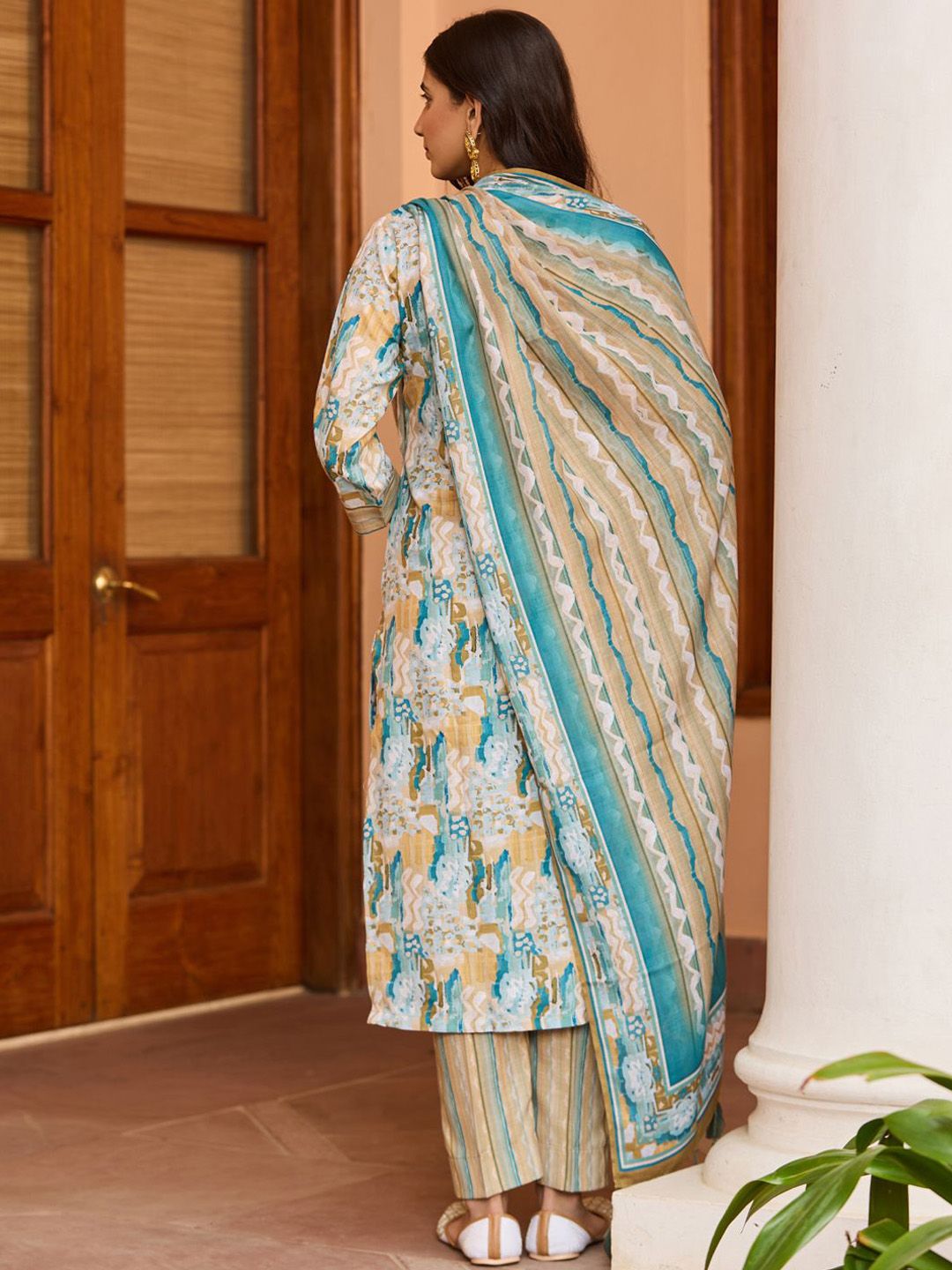 Dhiyona WP Abstract Printed V-Neck Beads & Stones Straight Kurta With Trousers & Dupatta