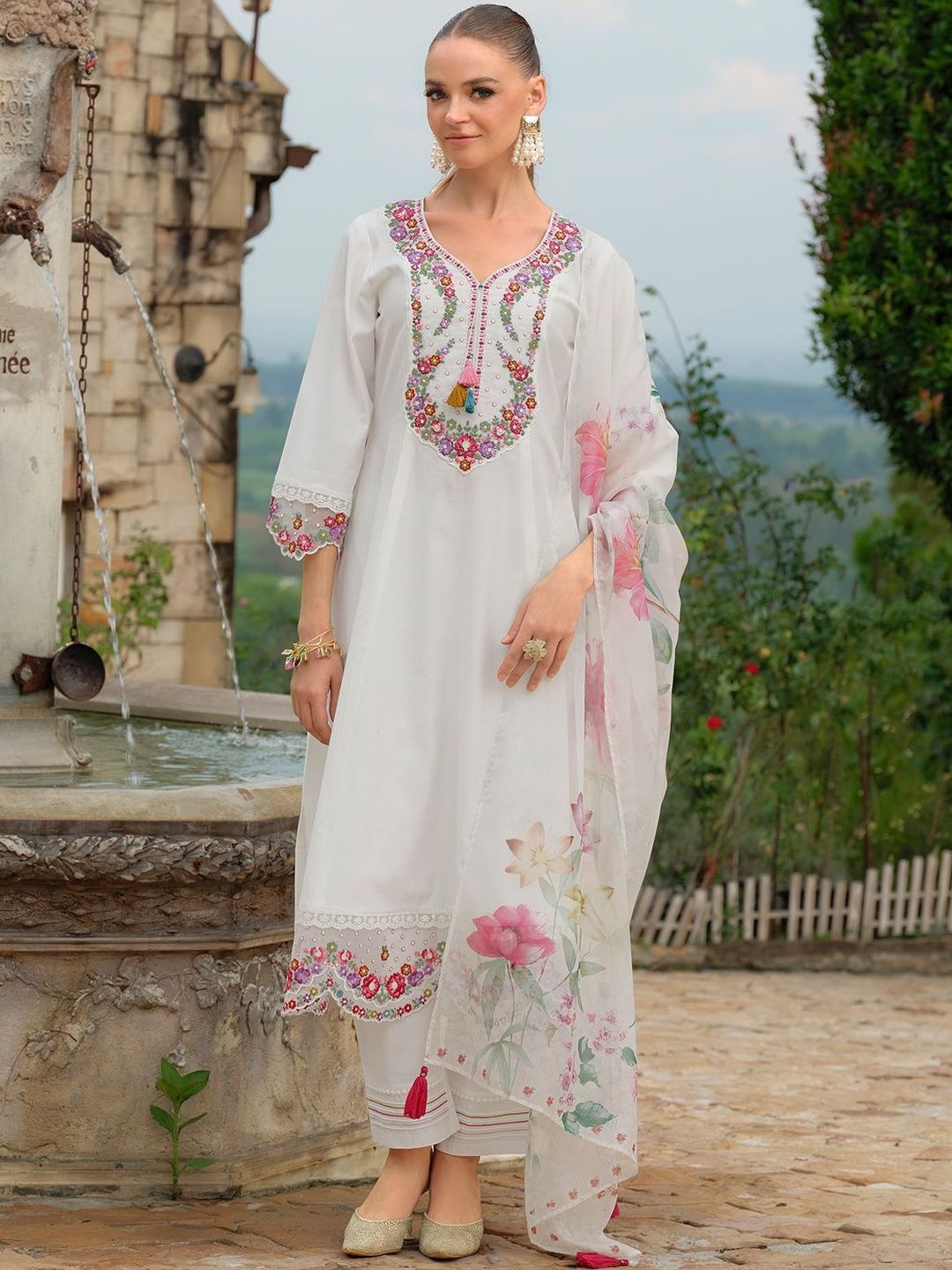 Women Floral Embroidered Regular Thread Work Kurta with Trousers & With Dupatta