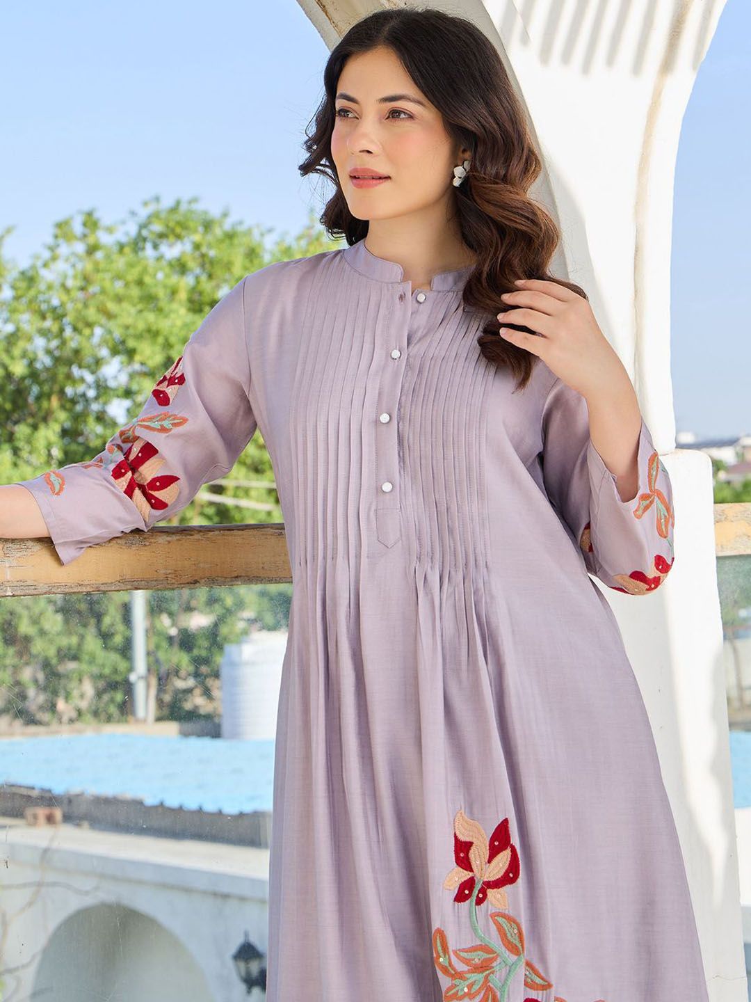 Women Floral Embroidered Thread Work Pure Cotton Kurta with Trousers