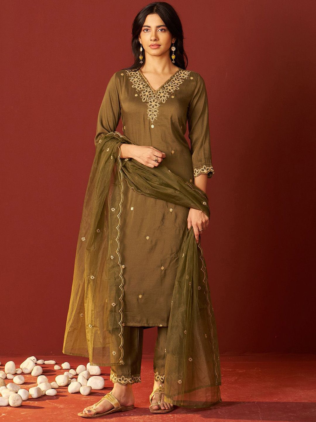 Dhiyona IE Women Floral Embroidered Kurta with Trousers & Dupatta