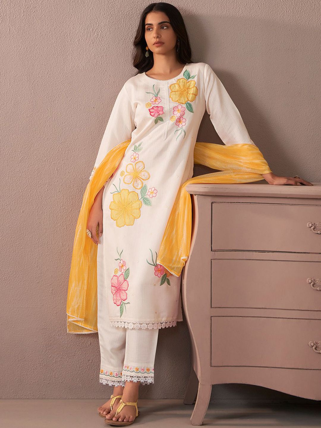 Dhiyona IE Women Floral Embroidered Regular Thread Work Kurta with Trousers & With Dupatta
