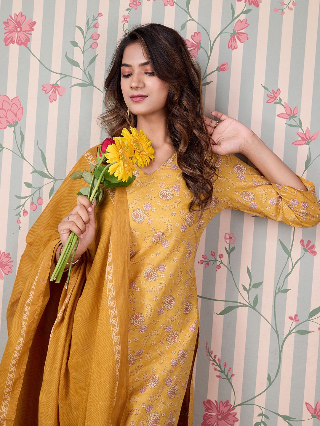 Dhiyona OD  Floral Printed Regular Pure Cotton Kurta with Trousers & Dupatta