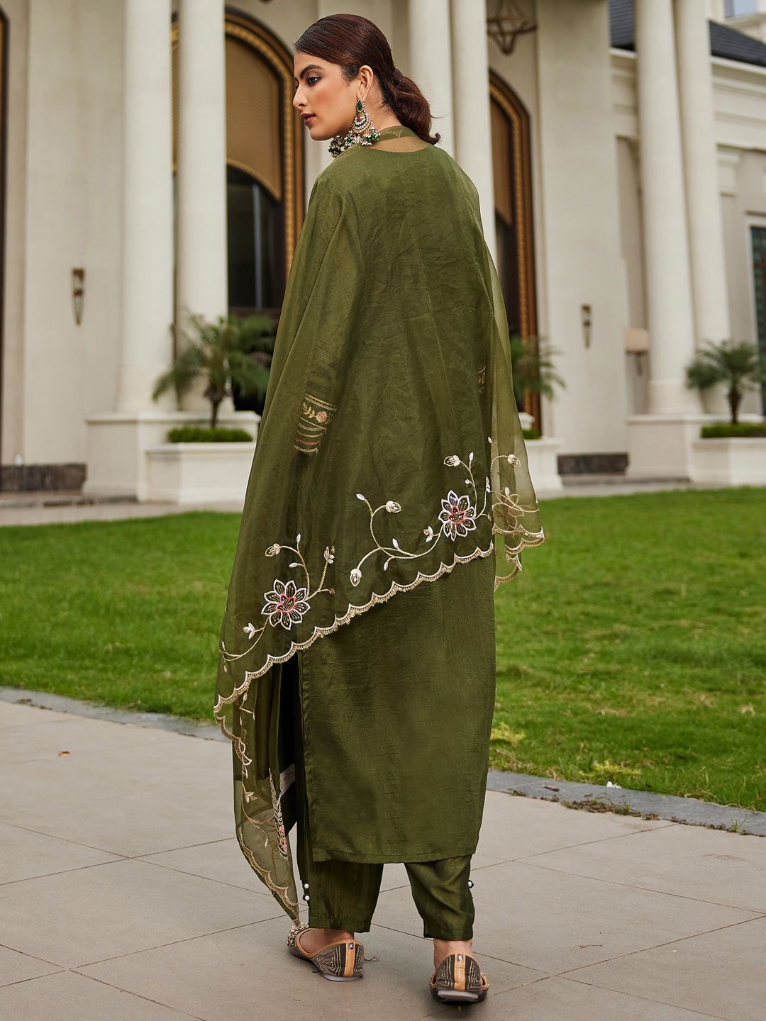 Women Floral Embroidered Regular Kurta with Trousers & With Dupatta