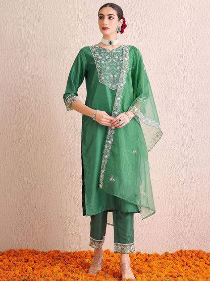 Women Ethnic Motifs Yoke Design Regular Thread Work Kurta with Trousers & With Dupatta