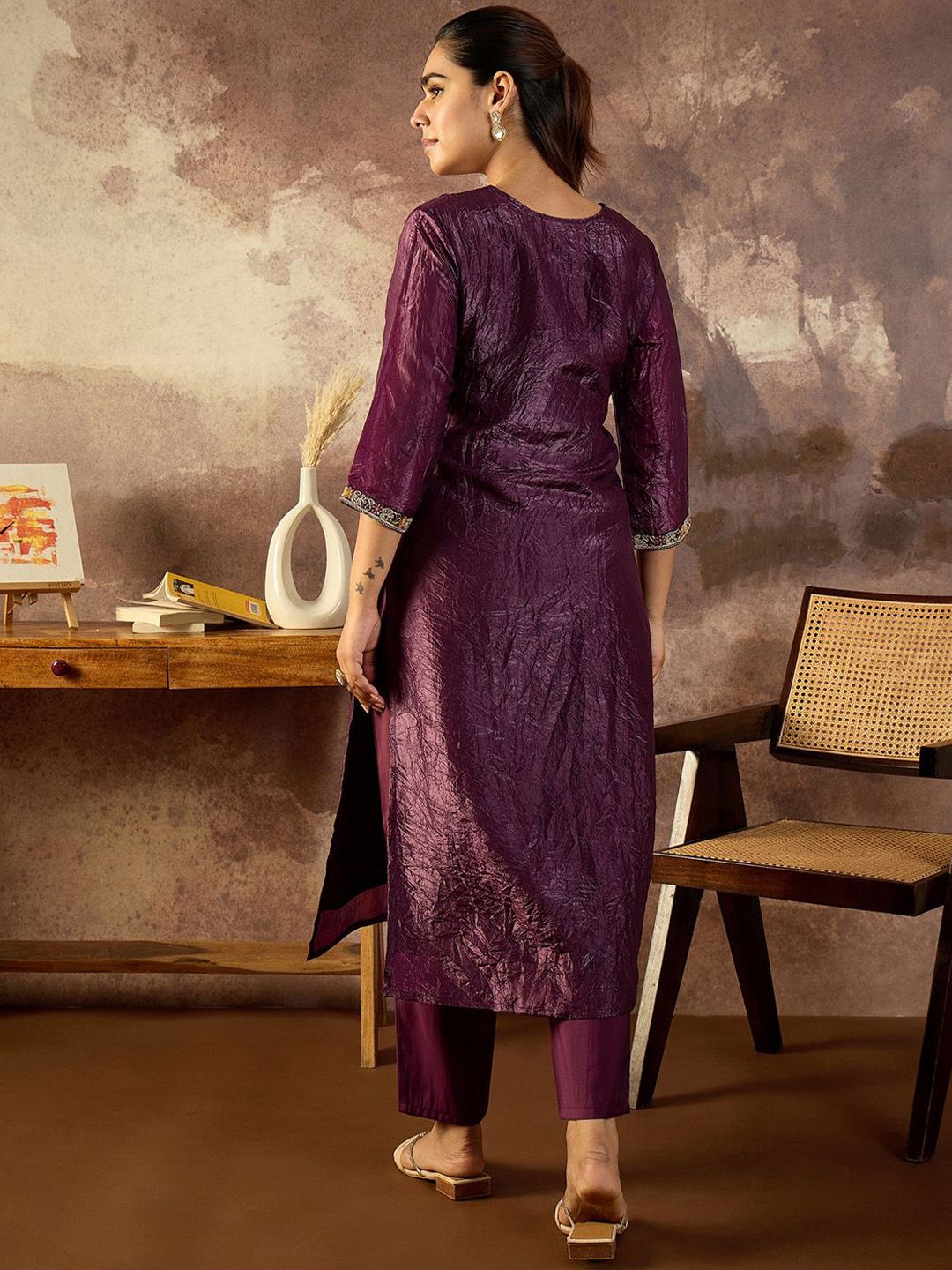 Women Floral Embroidered Kurta with Trousers