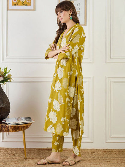 Women Floral Printed Cotton Kurta with Trousers