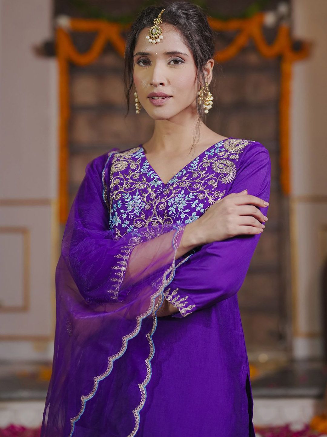 Women Floral Embroidered Regular Thread Work Kurta with Trousers & With Dupatta