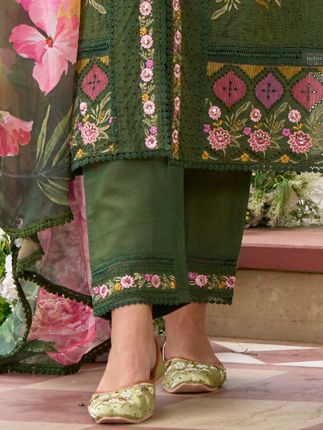 Women Floral Embroidered Panelled Thread Work Kurta with Trousers & With Dupatta