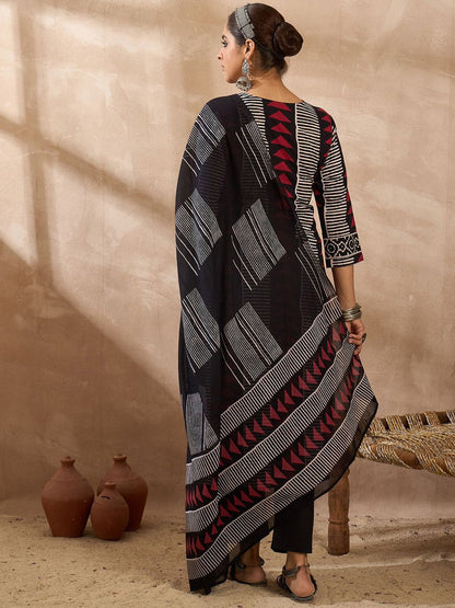 Dhiyona IE Women Printed Regular Thread Work Pure Cotton Kurta with Trousers & With Dupatta