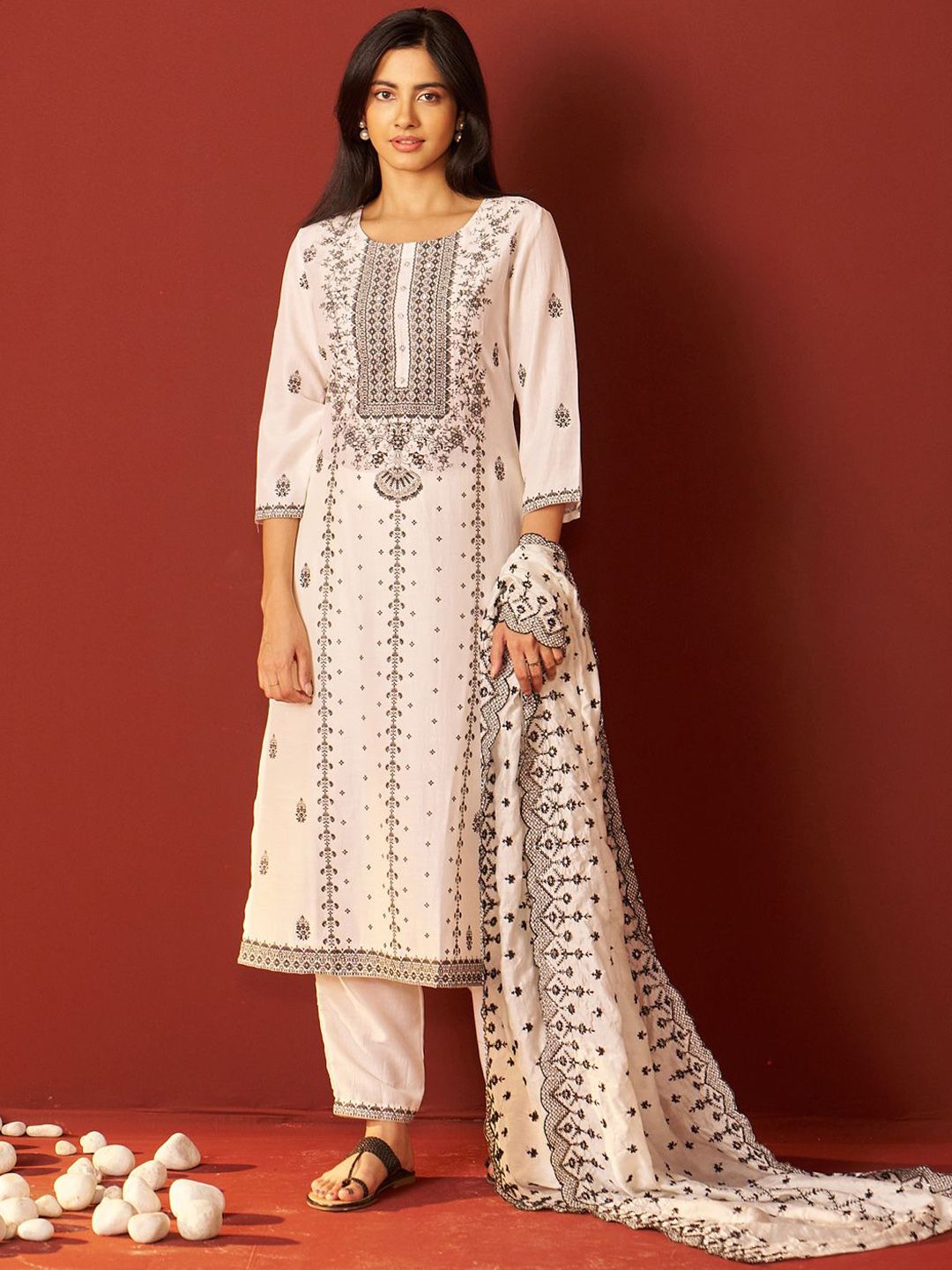 Dhiyona IE Women Floral Embroidered Kurta with Trousers & Dupatta