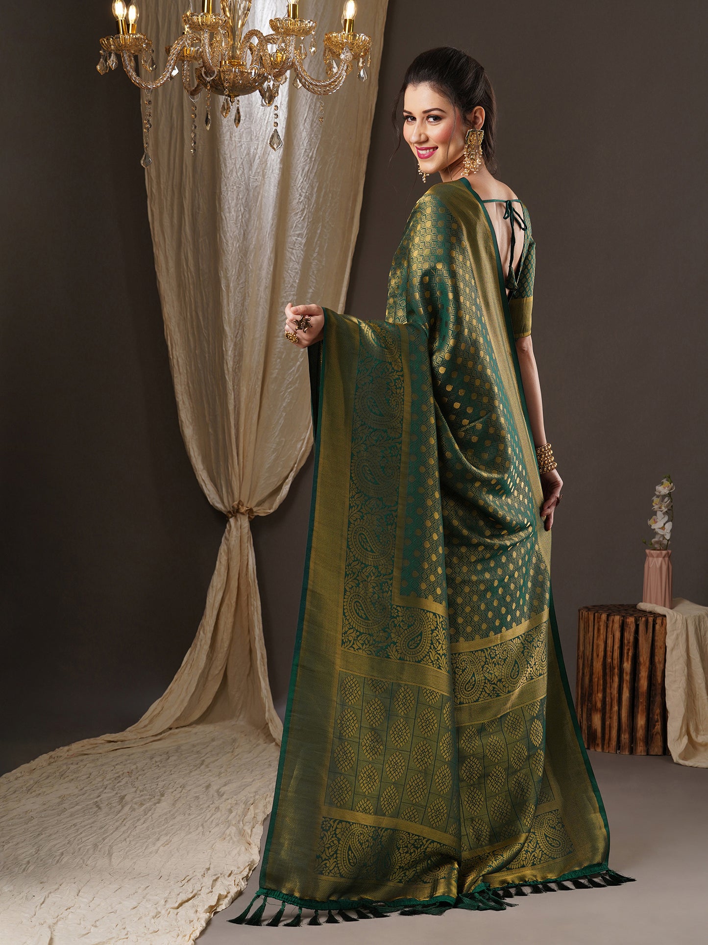 Women's Georgette Green Woven Design Woven saree With Blouse Piece