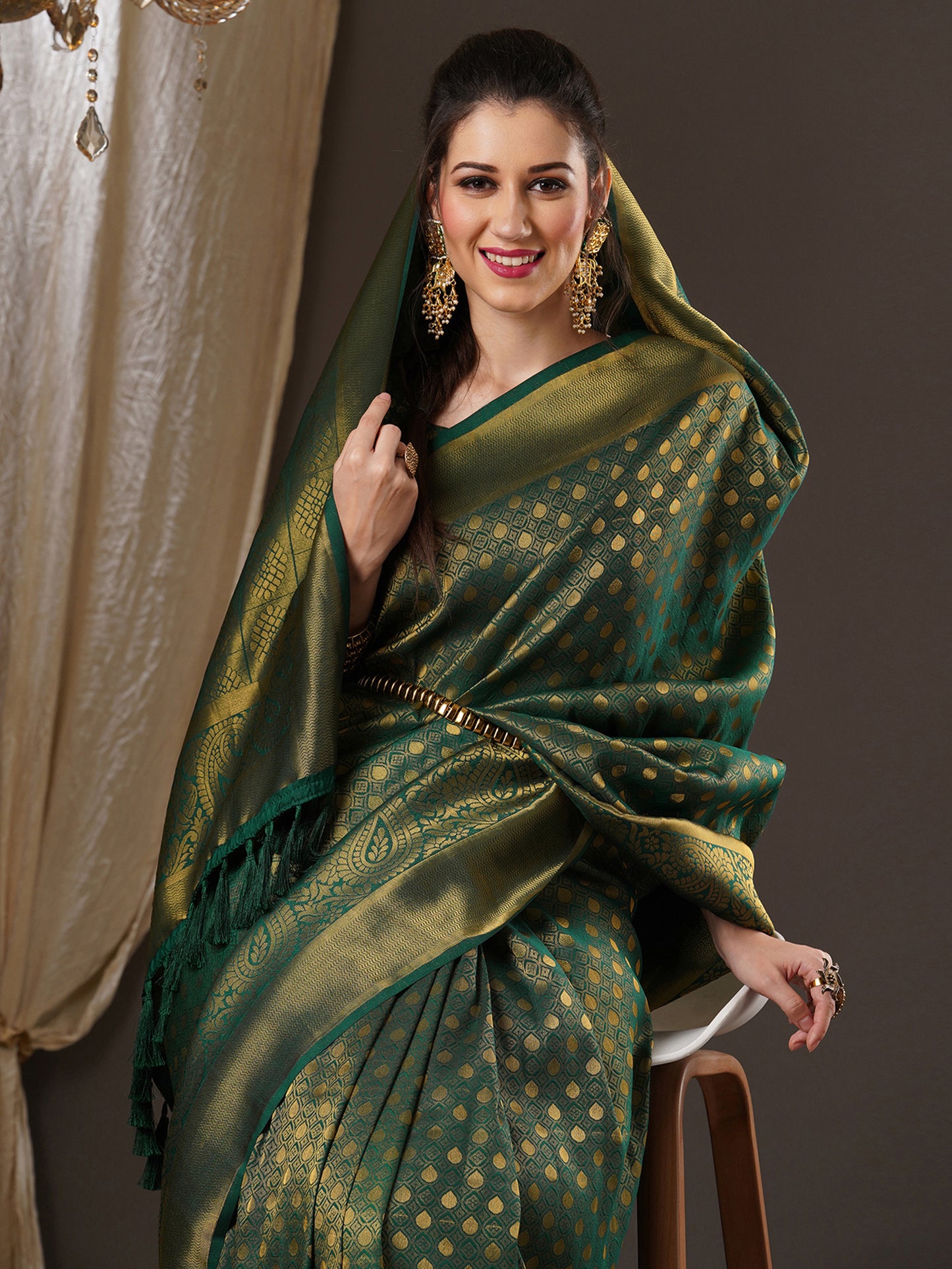Women's Georgette Green Woven Design Woven saree With Blouse Piece