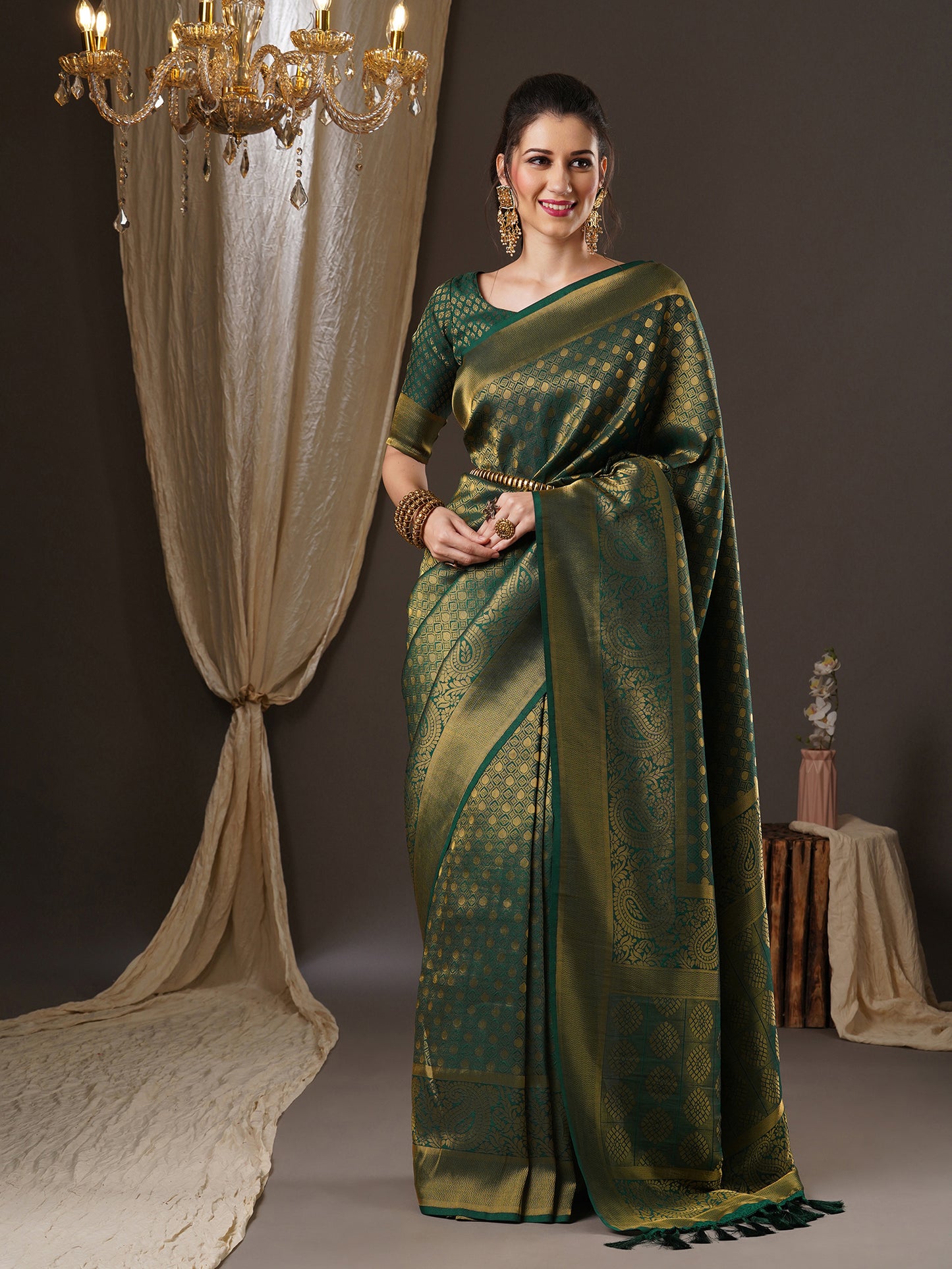 Women's Georgette Green Woven Design Woven saree With Blouse Piece