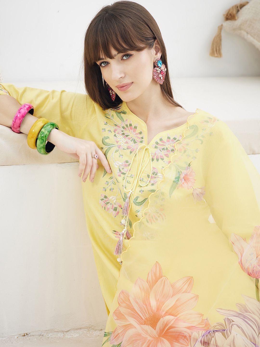 Women Floral Embroidered Regular Thread Work Kurta with Trousers & With Dupatta