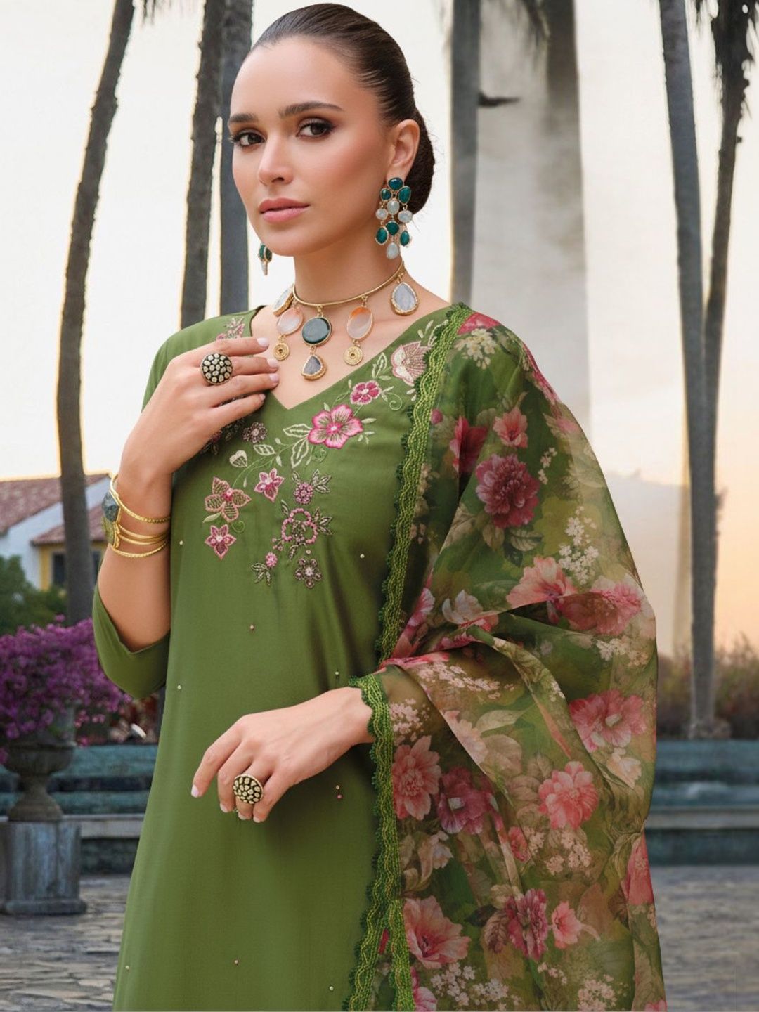Dhiyona IE Women Floral Embroidered Regular Thread Work Liva Kurta with Trousers & With Dupatta