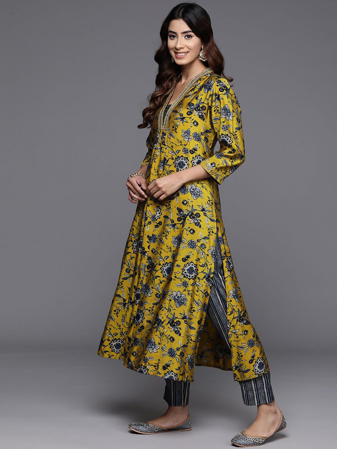 Dhiyona VA Women'sFloral Printed V-Neck Sequinned Chanderi Silk Kurta With Trousers & Dupatta