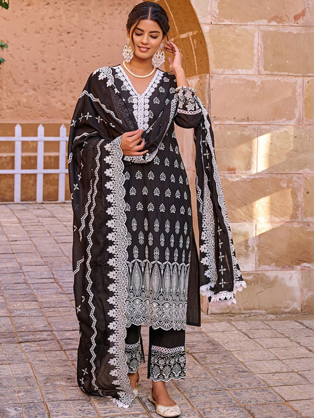 Women Ethnic Motifs Embroidered Regular Thread Work Pure Cotton Kurta with Trousers & With Dupatta