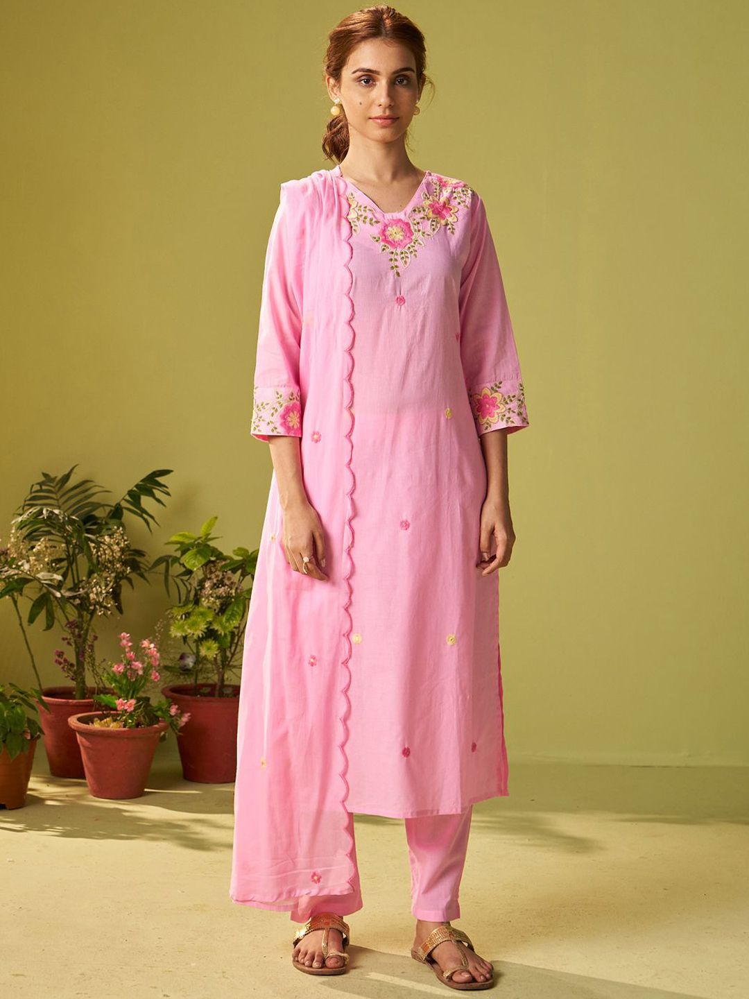 Dhiyona IE Women Floral Embroidered Thread Work Kurta with Trousers & With Dupatta