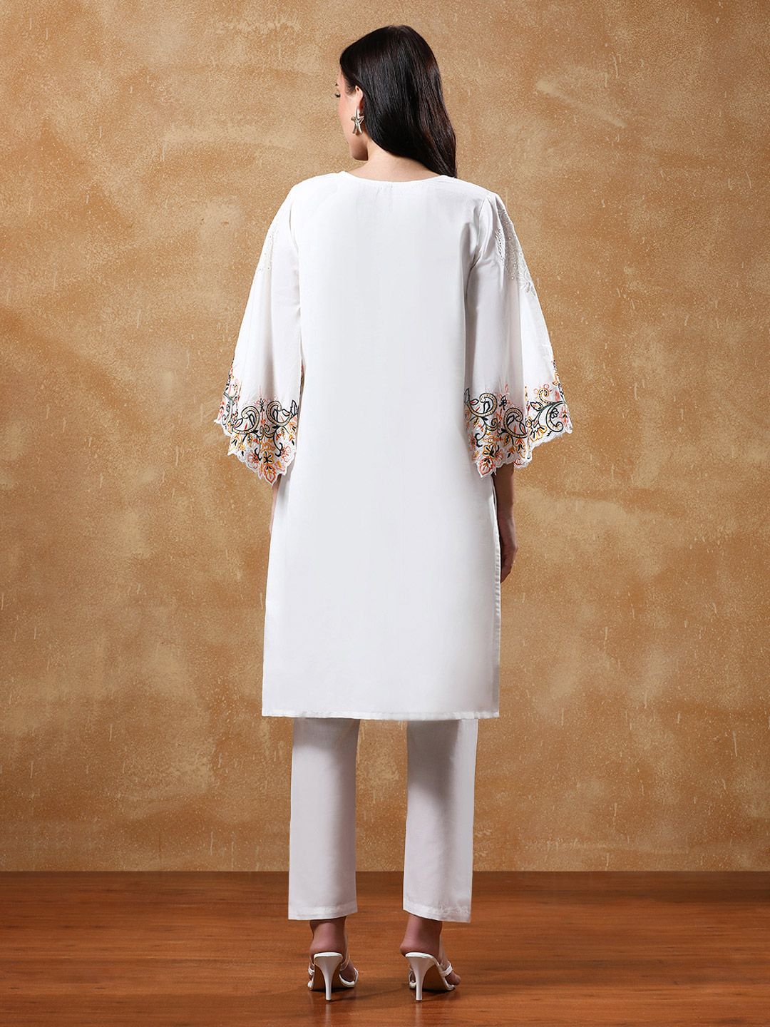 Dhiyona VA Women'sFloral Embroidered Pure Cotton Flared Sleeves V-Neck Straight Kurta With Trousers