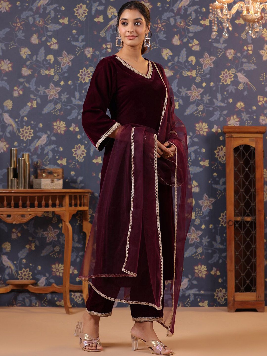 Dhiyona PD Women V-Neck Straight Velvet Kurta & Trousers With Dupatta