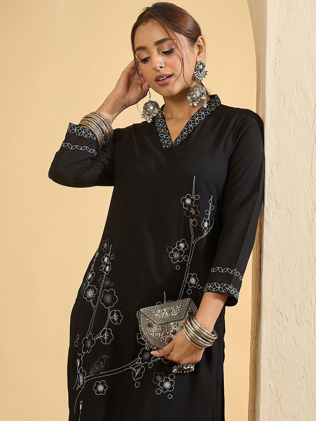 Dhiyona IE Floral Embroidered Thread Work V Neck Kurta With Trousers