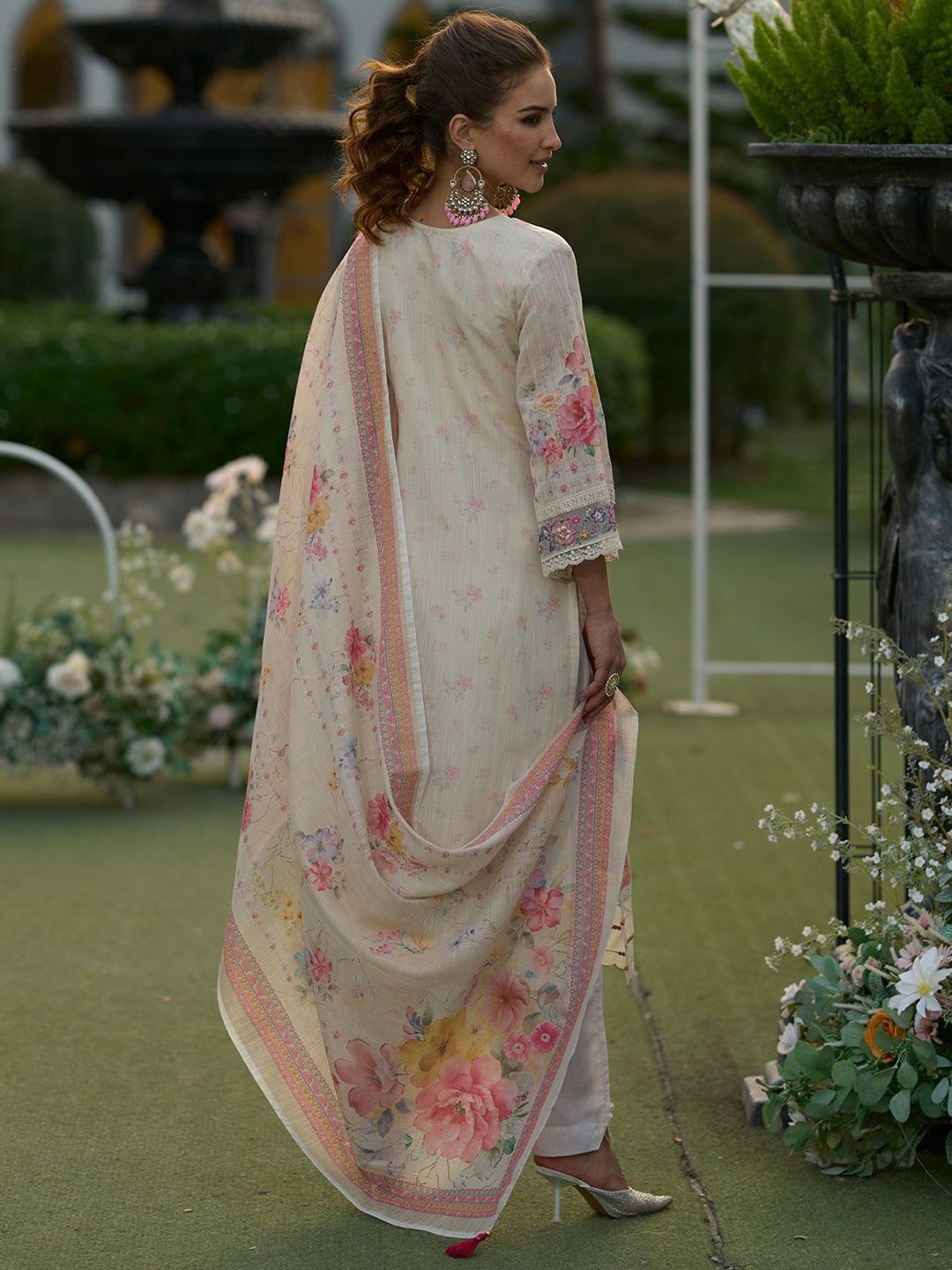 Women Floral Embroidered Linen Kurta with Trousers & Dupatta
